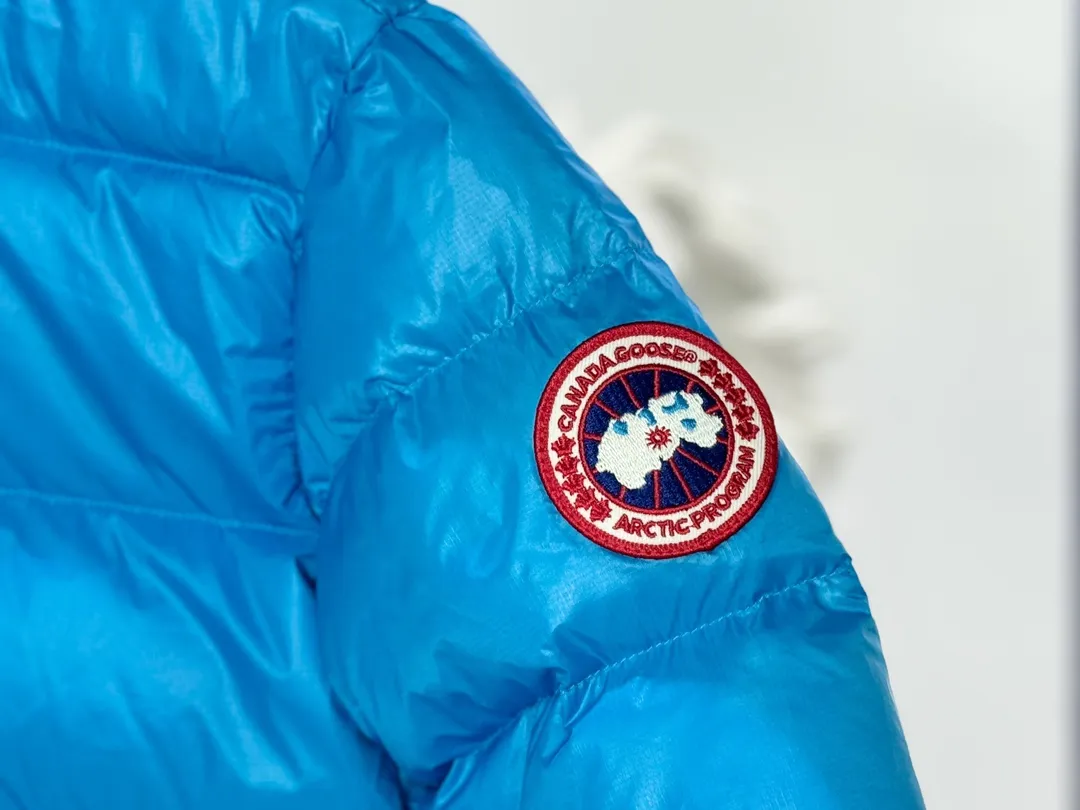 P640 CANADA GOOSE Canada Goose Crofton Children's Down Hoodie Big Goose Down Jacket 5460K Product Features ·This style uses thin channel-filled structural filling: 750-fill duck down, with lightweight fabrics and trims, lightweight and warm, allowing you to move freely ·Decorated with iconic double-stripe reflective details on the back ·Adjustable down hood sewn with reflective trim to enhance warmth and better protect against bad weather ·A weatherproof placket is designed under the two-way zipper to prevent wind and keep warm. The zipper opens from the bottom for increased range of motion and improved breathability. Power Stretch® reflective cuffs are stylish and lightweight, adding wind protection and warmth and making you more visible in low-light environments. Goose I.D. heritage label on the inside. 2 exterior pockets: Hand pockets with zipper closure and tricot fabric at the joints for softness and warmth.